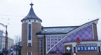 Гибрид брежневки и хай-тека. Гайд по архитектуре постмодерна в Гродно