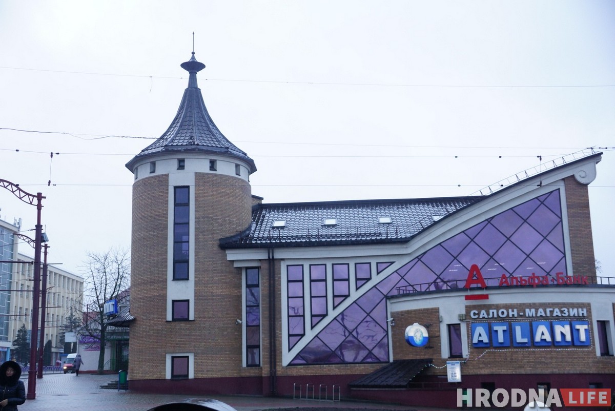 Гибрид брежневки и хай-тека. Гайд по архитектуре постмодерна в Гродно