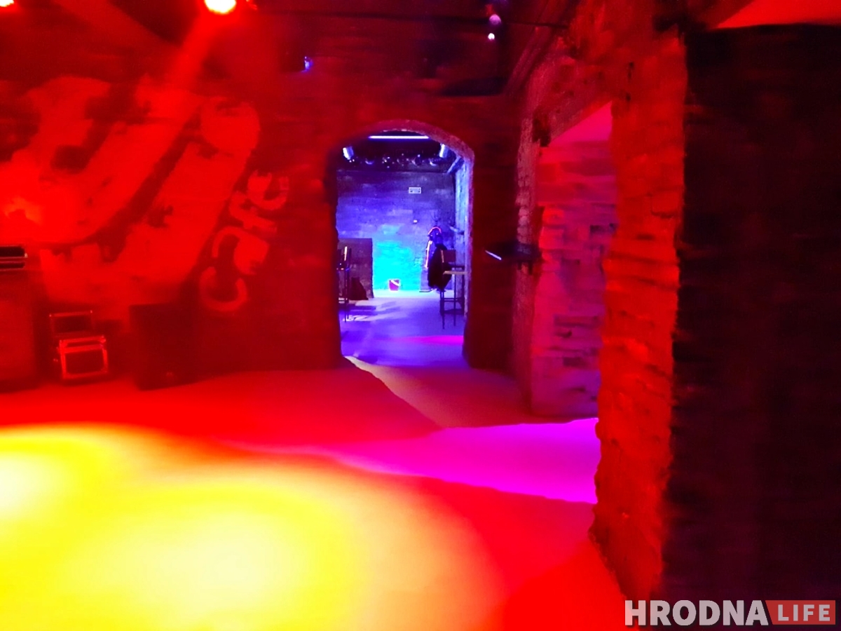 «Махровой попсы здесь точно не будет». На Мостовой в подвалах открылось Dj Cafe