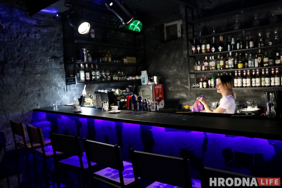 «Махровой попсы здесь точно не будет». На Мостовой в подвалах открылось Dj Cafe
