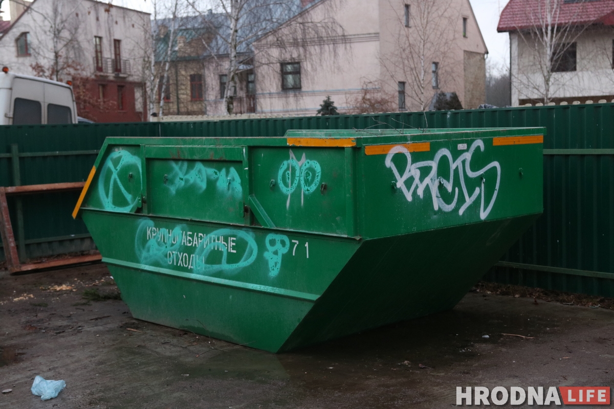 Фотофакт: кто-то разрисовал дома на Замковой странными надписями