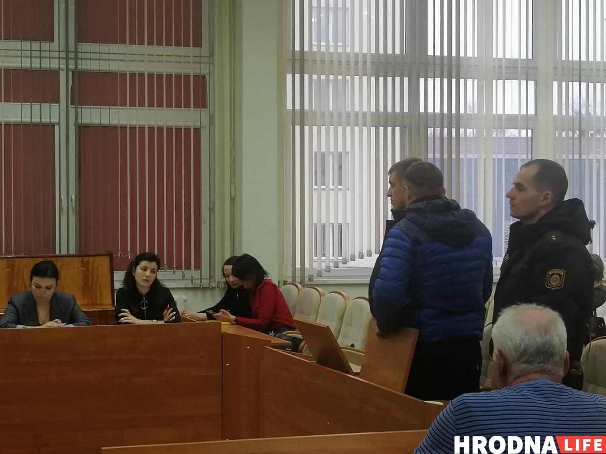"Освободить, потому что инвалид". Мужчину, который 2 месяца скрывался с сыном в России, не накажут за избиение жены