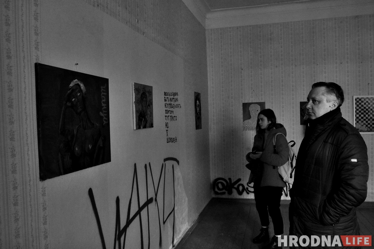 Галерея одного дня: молодые художники выставились в пустой квартире в центре Гродно Галерея одного дня: молодые художники выставились в пустой квартире в центре Гродно