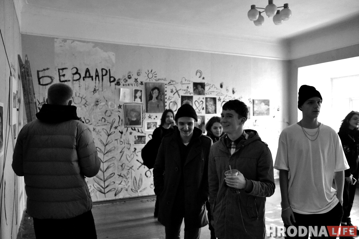 Галерея одного дня: молодые художники выставились в пустой квартире в центре Гродно Галерея одного дня: молодые художники выставились в пустой квартире в центре Гродно
