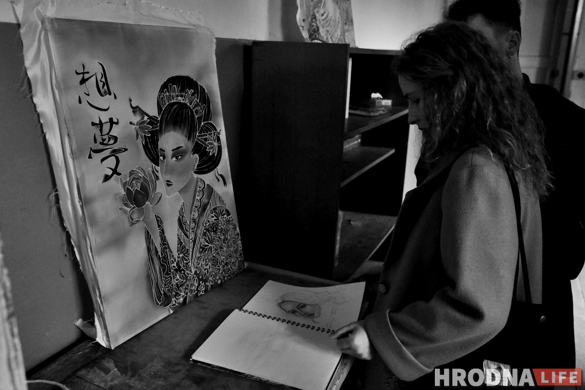 Галерея одного дня: молодые художники выставились в пустой квартире в центре Гродно Галерея одного дня: молодые художники выставились в пустой квартире в центре Гродно