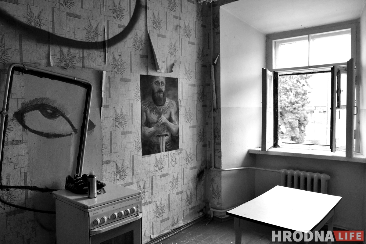 Галерея одного дня: молодые художники выставились в пустой квартире в центре Гродно Галерея одного дня: молодые художники выставились в пустой квартире в центре Гродно