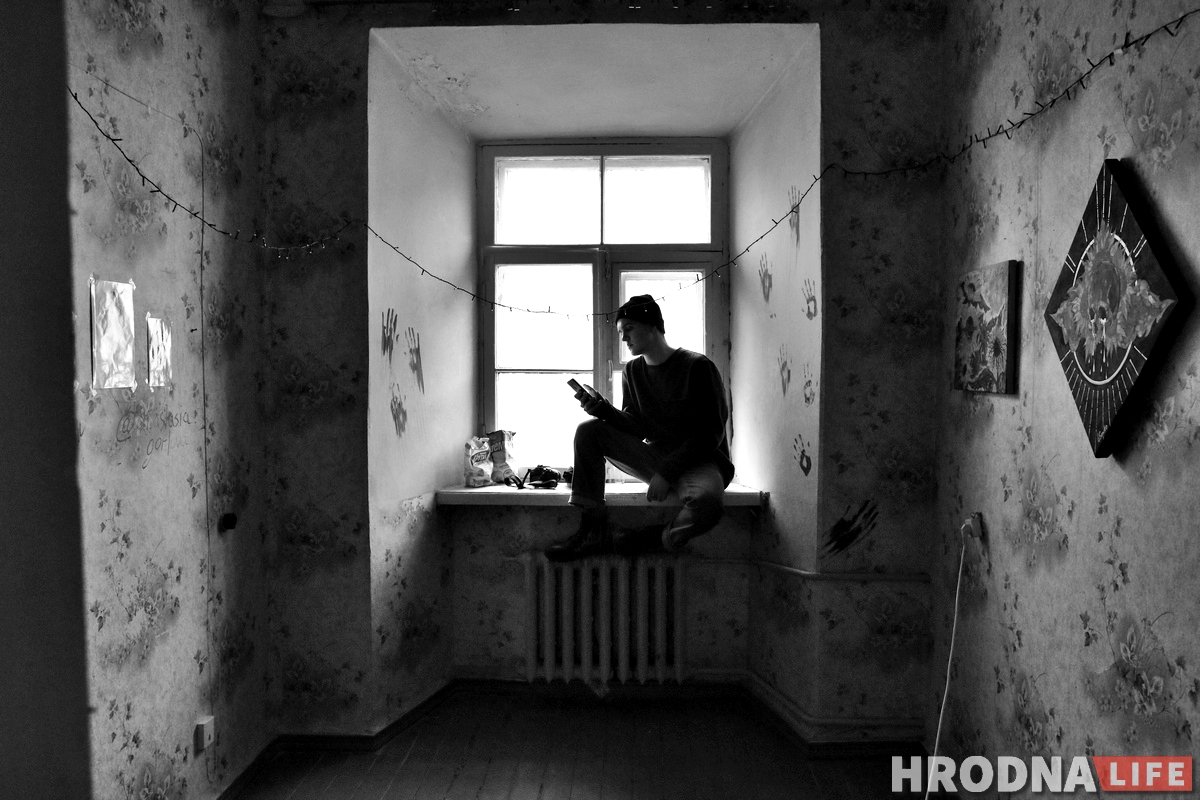 Галерея одного дня: молодые художники выставились в пустой квартире в центре Гродно Галерея одного дня: молодые художники выставились в пустой квартире в центре Гродно