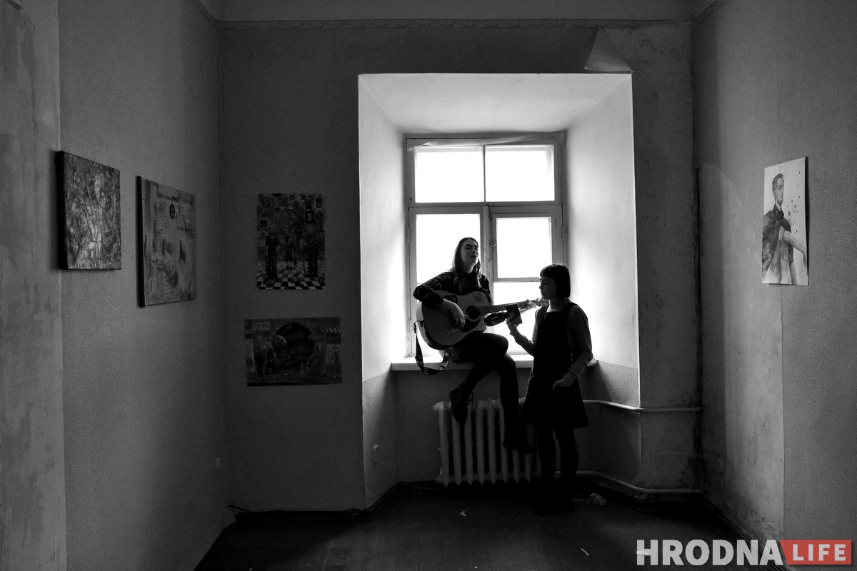 Галерея одного дня: молодые художники выставились в пустой квартире в центре Гродно Галерея одного дня: молодые художники выставились в пустой квартире в центре Гродно