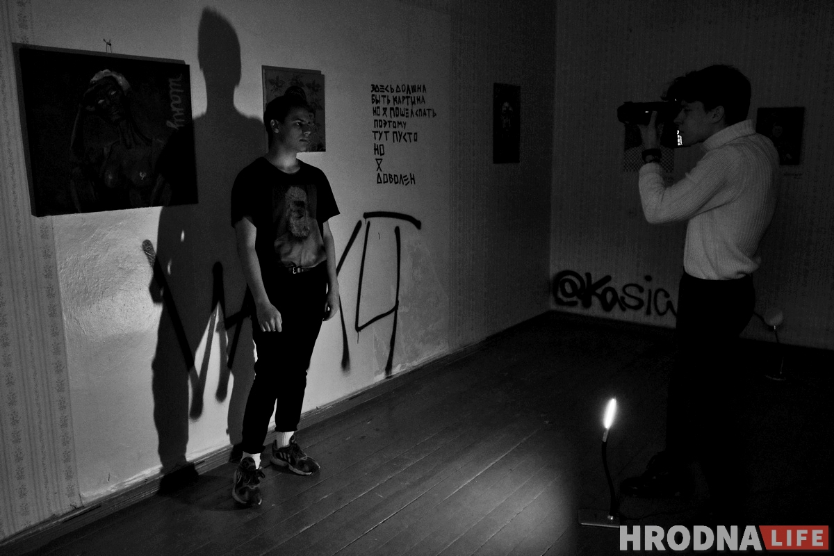 Галерея одного дня: молодые художники выставились в пустой квартире в центре Гродно Галерея одного дня: молодые художники выставились в пустой квартире в центре Гродно