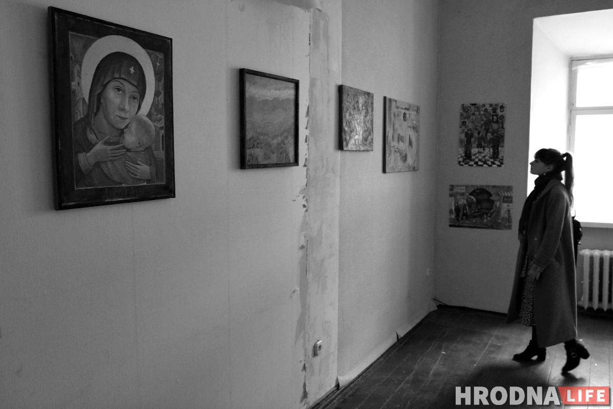 Галерея одного дня: молодые художники выставились в пустой квартире в центре Гродно Галерея одного дня: молодые художники выставились в пустой квартире в центре Гродно