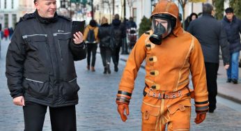 Фотофакт: По Гродно гулял мужчина в защитном костюме 