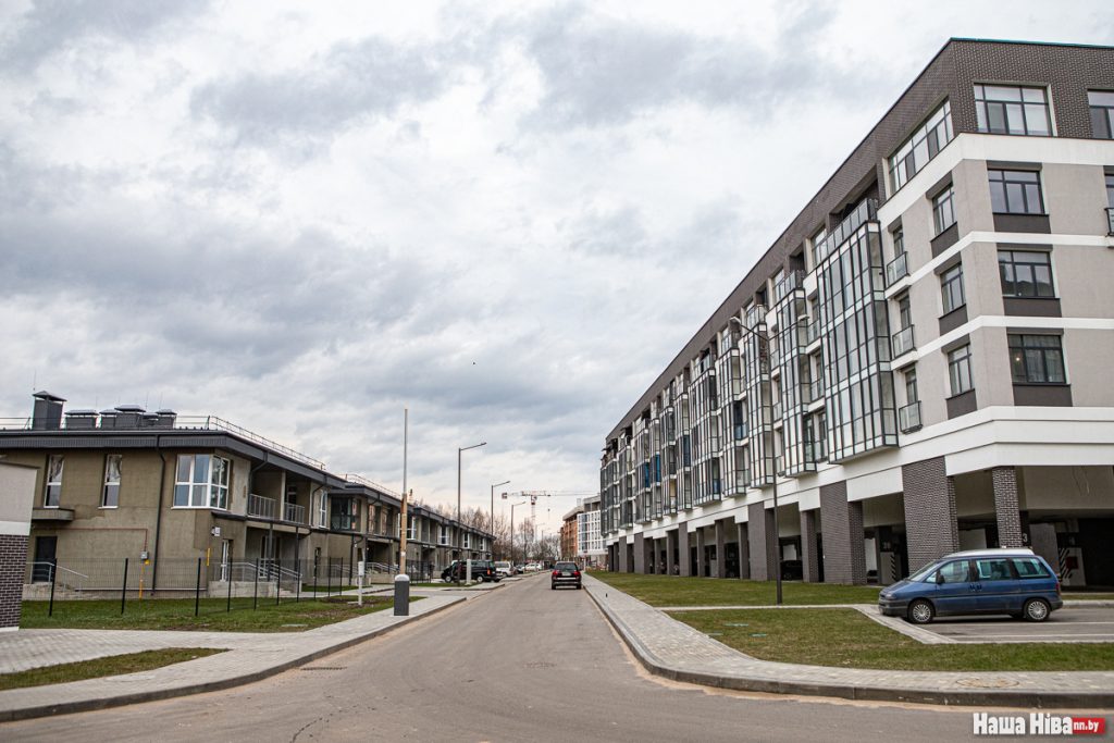 Семен Шапиро рассказал, как стал хозяином двух квартир в элитном «Олимпик Парке» общей стоимостью около $250 тысяч Дом з кватэрамі Шапіры справа, фота Надзеі Бужан