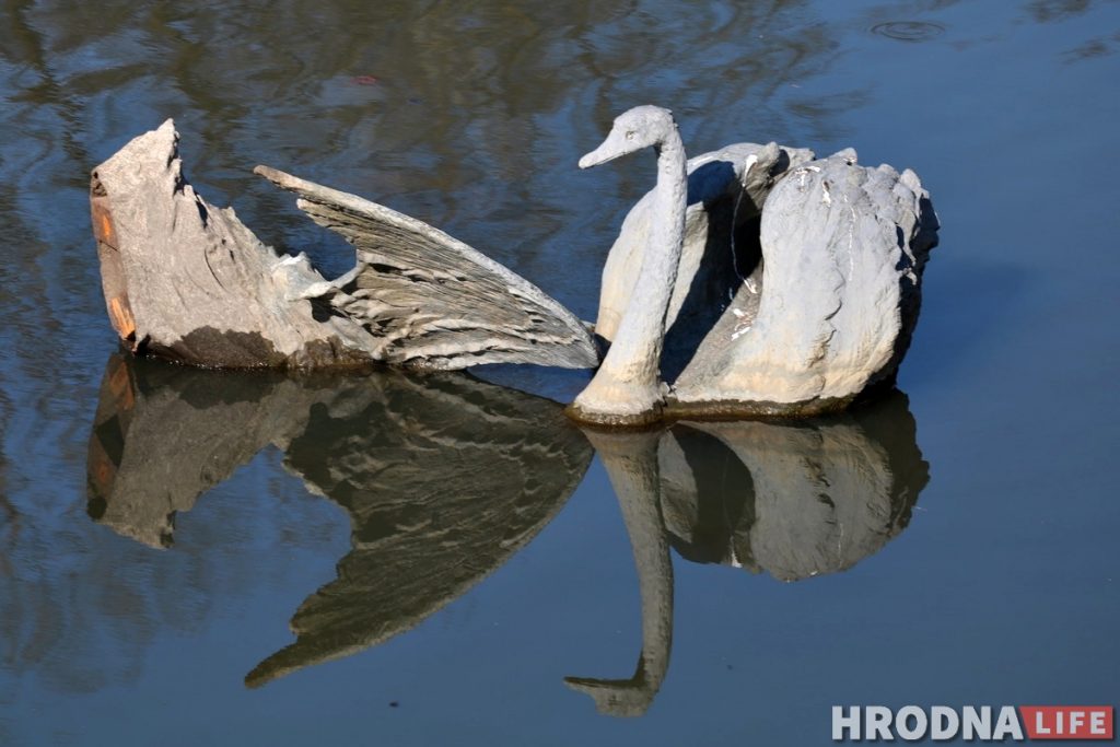Бронзовый лебедь в Городничанке снова "нырнул". Может, пора сменить место? Бронзовый лебедь в Городничанке снова "нырнул". Может, пора сменить место?