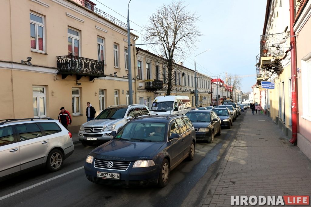 В центре Гродно пробки из-за аварии на Старом мосту и закрытия Большой Троицкой В центре Гродно пробки из-за аварии на Старом мосту и закрытия Большой Троицкой