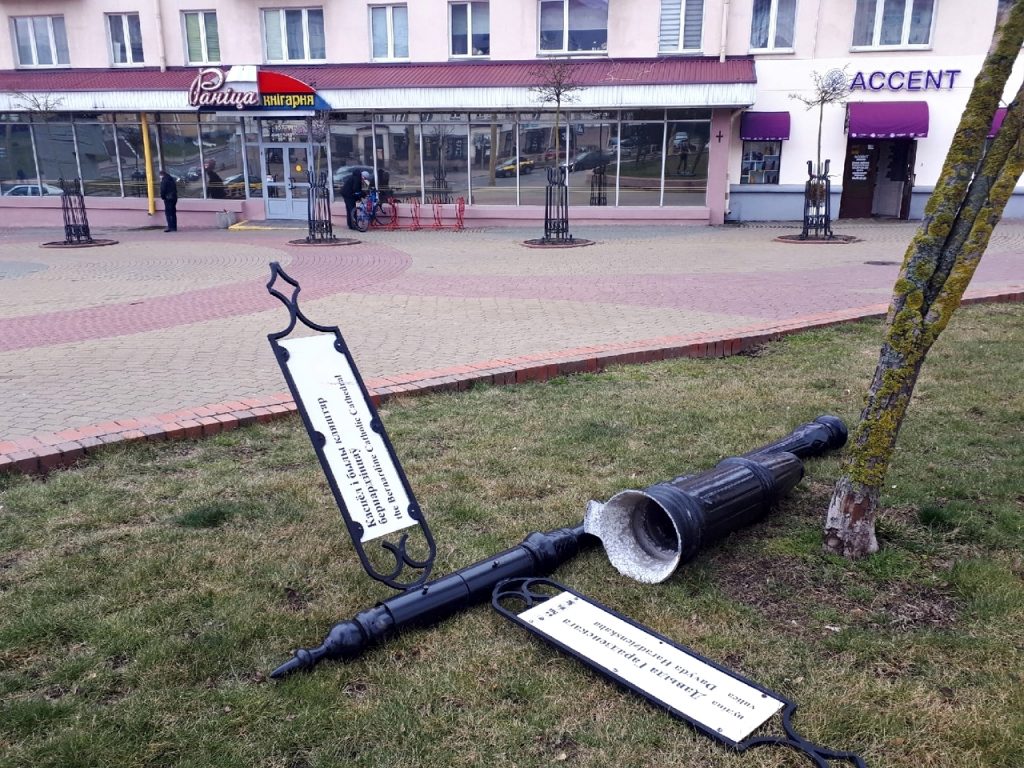 На Мостовой сломали столб с указателями На Мостовой сломали столб с указателями