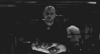 «Повар в курилке» и «человек с ножом». Шеф из Гродно стал писателем и представил первую книгу