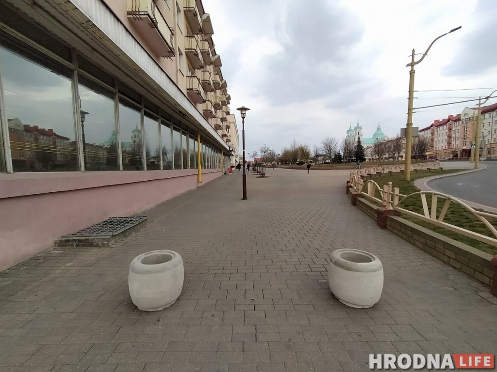 Фотофакт: Мостовую загородили от нарушителей парковки