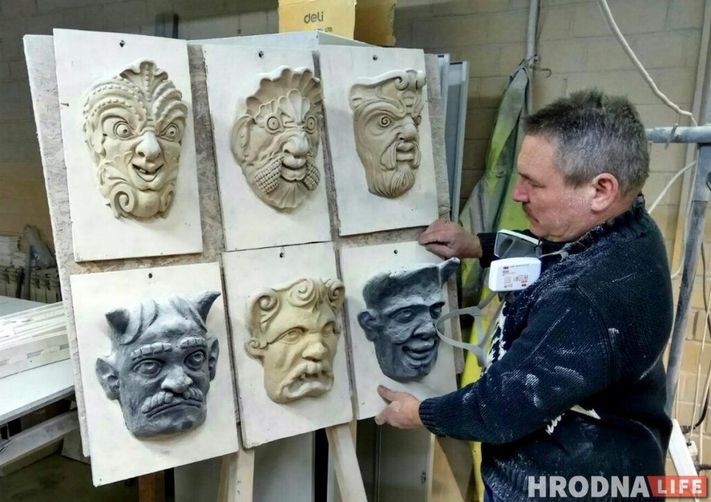 Скульптор показал новые маскароны, которые скоро появятся на Старом замке