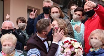 Свадьба во время коронавируса: в Гродно молодожены и гости пришли в ЗАГС в масках