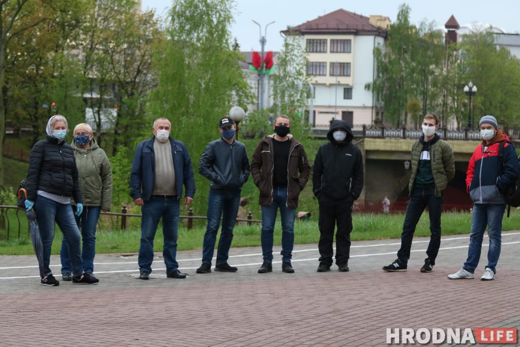 20 гродненцев собрались в центре города поддержать блогера Тихановского 20 гродненцев собрались в центре города поддержать блогера Тихановского
