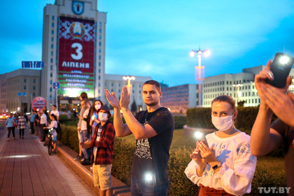 Фото: Вадим Замировский, TUT.BY У Мінску ўздоўж цэнтральнага праспекта стварылі ланцуг салідарнасці: акцыя доўжылася амаль сем гадзін