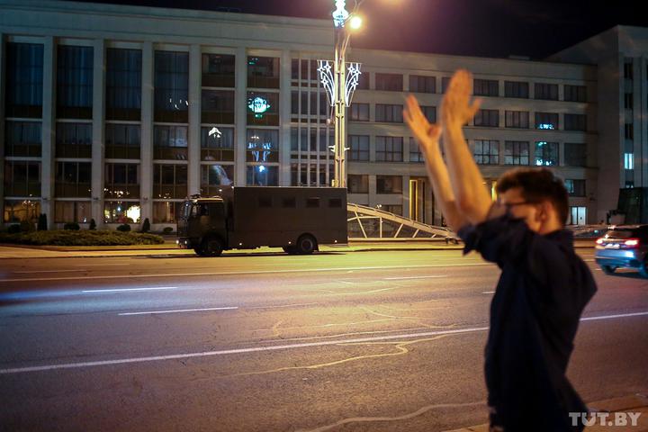 Фото: Вадим Замировский, TUT.BY У Мінску ўздоўж цэнтральнага праспекта стварылі ланцуг салідарнасці: акцыя доўжылася амаль сем гадзін