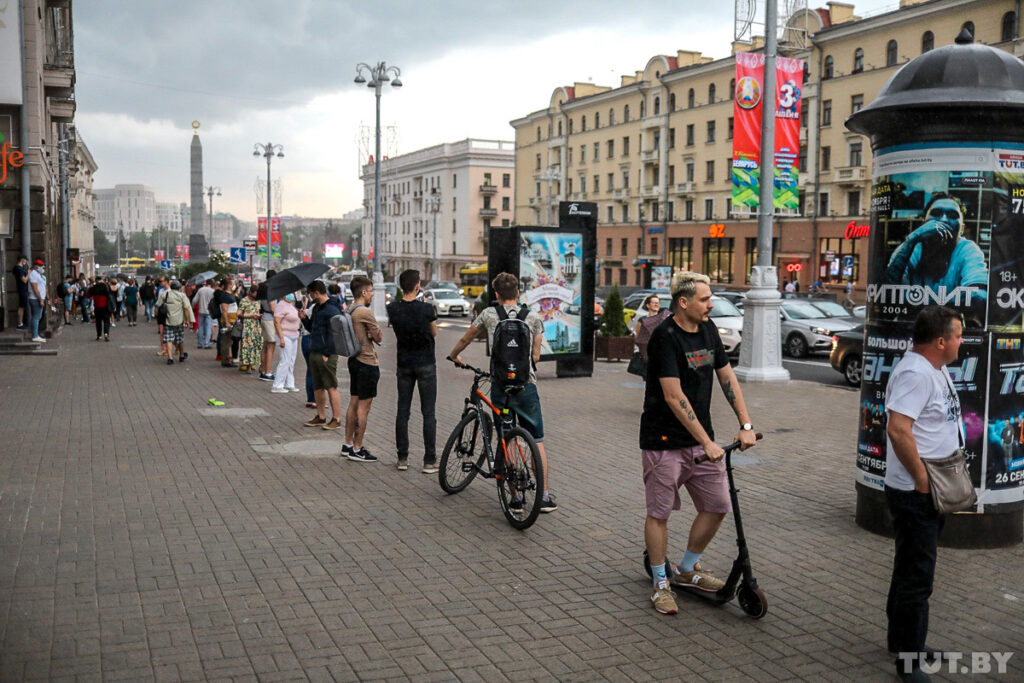 Фото: Дмитрий Брушко, TUT.BY У Мінску ўздоўж цэнтральнага праспекта стварылі ланцуг салідарнасці: акцыя доўжылася амаль сем гадзін