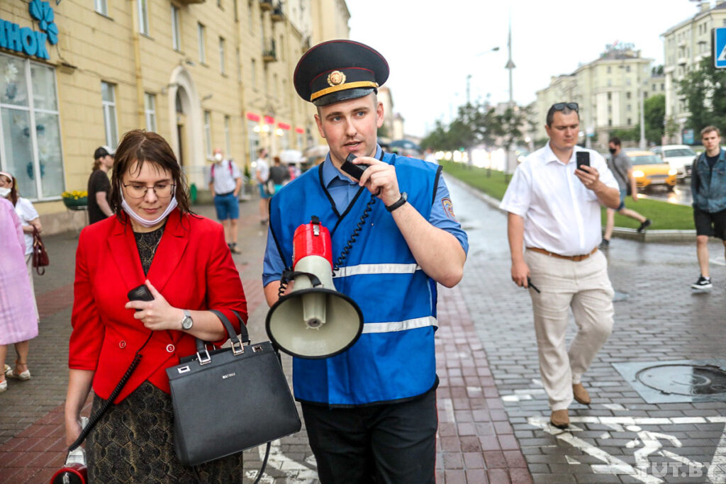 Фото: Дмитрий Брушко, TUT.BY У Мінску ўздоўж цэнтральнага праспекта стварылі ланцуг салідарнасці: акцыя доўжылася амаль сем гадзін