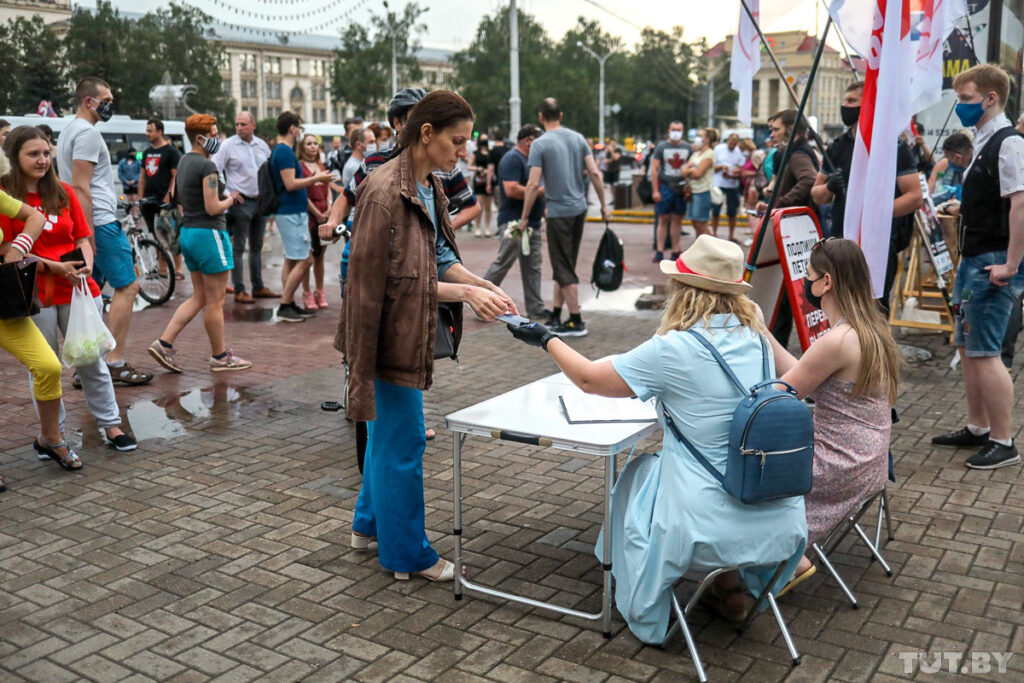 Фото: Дмитрий Брушко, TUT.BY У Мінску ўздоўж цэнтральнага праспекта стварылі ланцуг салідарнасці: акцыя доўжылася амаль сем гадзін