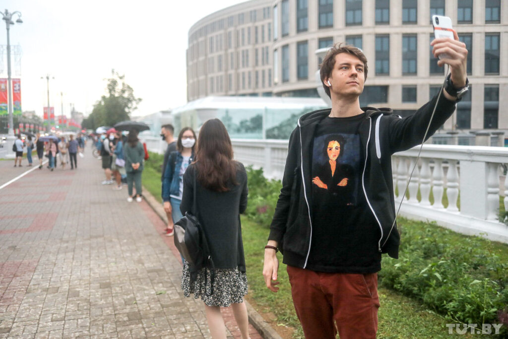 Фото: Дмитрий Брушко, TUT.BY У Мінску ўздоўж цэнтральнага праспекта стварылі ланцуг салідарнасці: акцыя доўжылася амаль сем гадзін