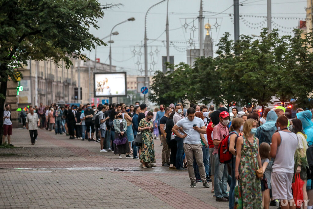 Фото: Дмитрий Брушко, TUT.BY У Мінску ўздоўж цэнтральнага праспекта стварылі ланцуг салідарнасці: акцыя доўжылася амаль сем гадзін