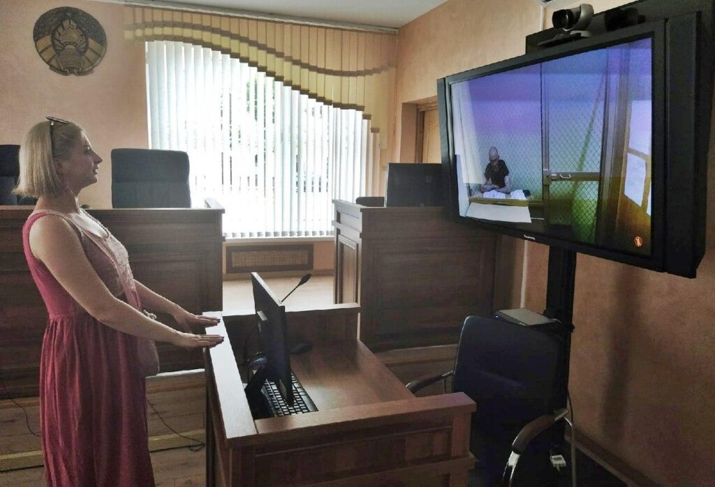 До начала судебного процесса Виталия Наумик впервые за месяц смогла увидеть мужа и пообщаться с ним