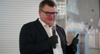 “Не идти на выборы – проголосовать за власть”. Виктор Бабарико собрал на встрече 250 гродненцев