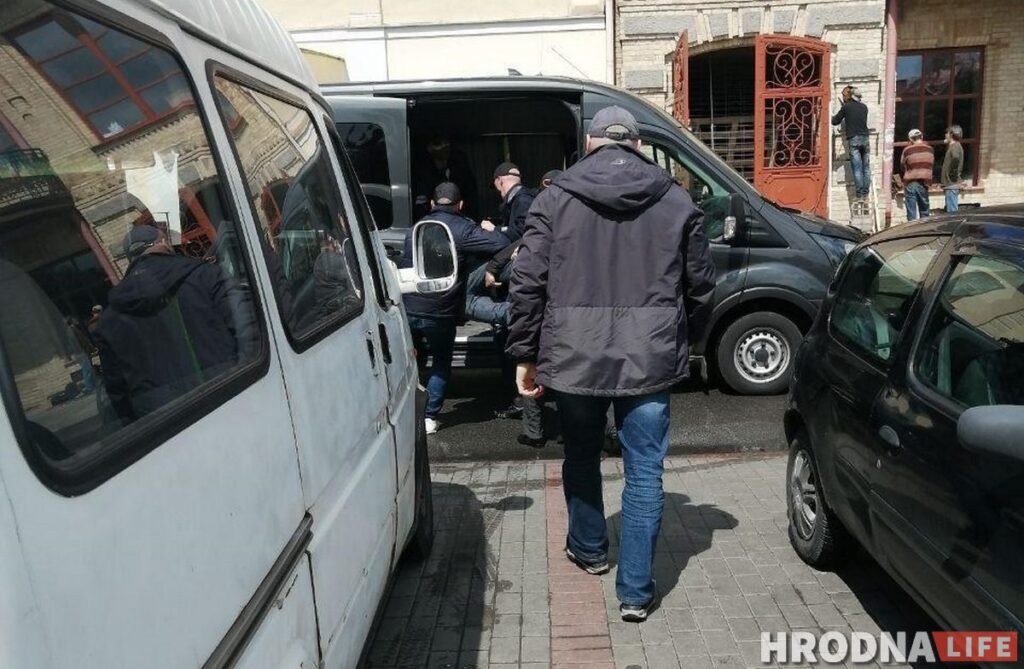 В Гродно задерживают сторонников Тихановской: одного забрали с пикета, другую с работы