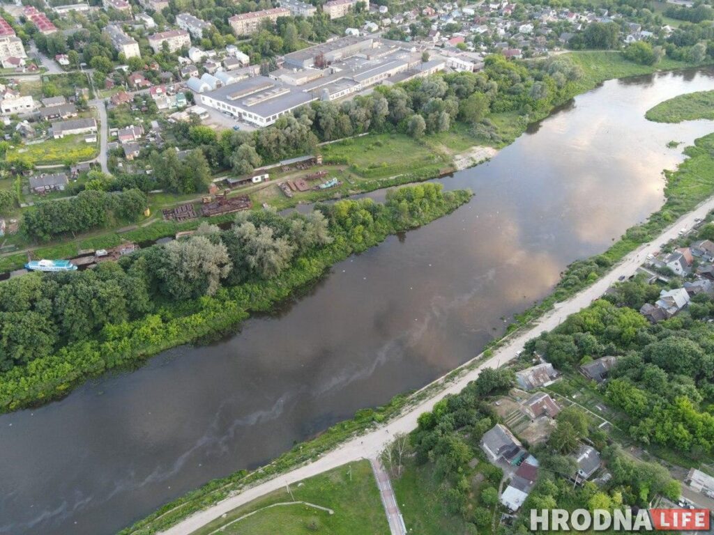 Мор рыбы в Немане: смотрите, какие пятна на реке снял читатель Hrodna.life Мор рыбы в Немане: смотрите, какие пятна на реке снял читатель Hrodna.life