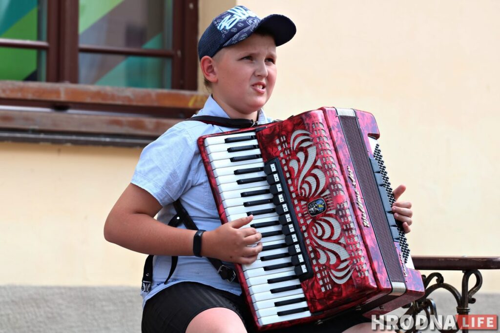Лев любит музыку: 10-летний гродненец выходит играть на Советскую, потому что все фестивали отменили Лев любит музыку: 10-летний гродненец выходит играть на Советскую, потому что все фестивали отменили