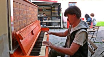 «Это мой подарок городу». В центре Гродно появилось «уличное пианино»