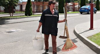 «Дворник для творческого человека — работа хорошая». Уличный музыкант Александр Зимин, — о работе в больнице Гродно из-за пандемии