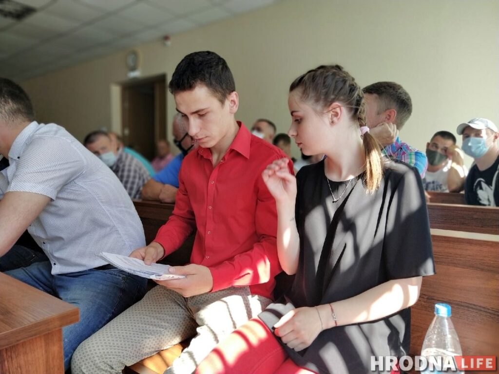 «Защищался как мог, но все равно виноват». Гродненца, которого задержали с Тихановским, оштрафовали на 810 рублей