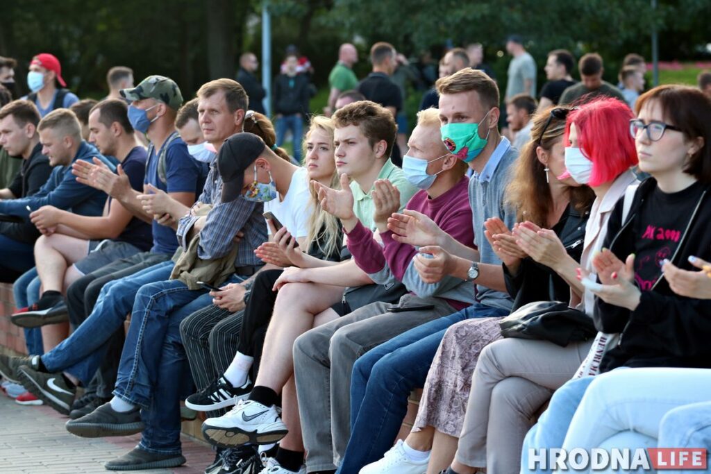 Смотрите, как в Гродно люди вышли на стихийную акцию протеста Смотрите, как в Гродно люди вышли на стихийную акцию протеста