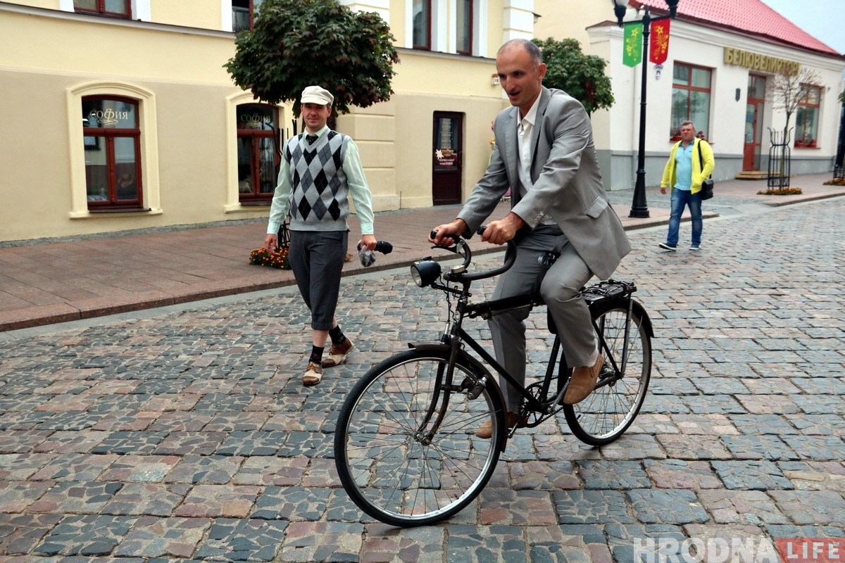 Гродненец катается на довоенном велосипеде "Неман". Велосипед из коллекции Андрея Комоско. Фото: Руслан Кулевич 