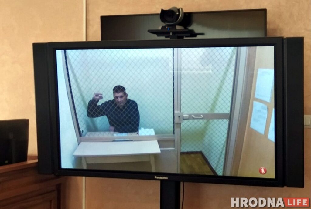 «Не боитесь, что соседи тапками закидают?» Тихановскому на суде в Гродно дали еще 15 суток