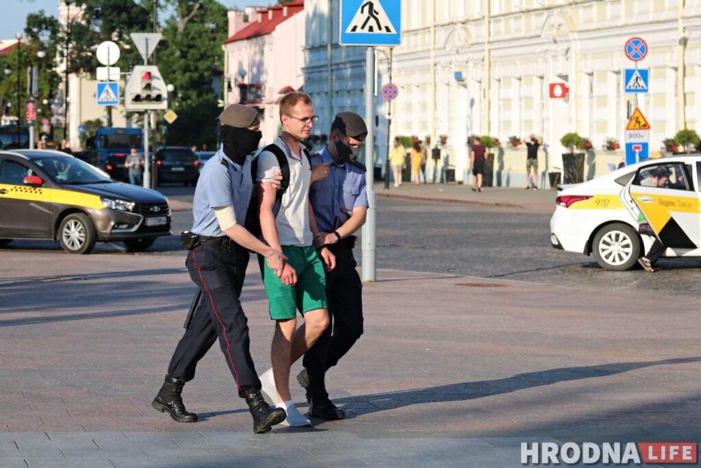 Гродненским волонтерам штаба Тихановской присудили сутки