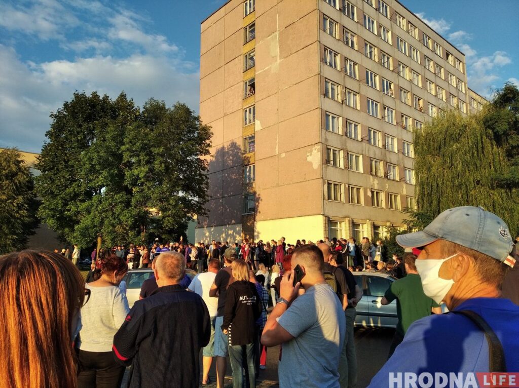 В Гродно в городе задержали больше 20 рабочих "Гродно Азот". Коллеги пришли за ними к РОВД