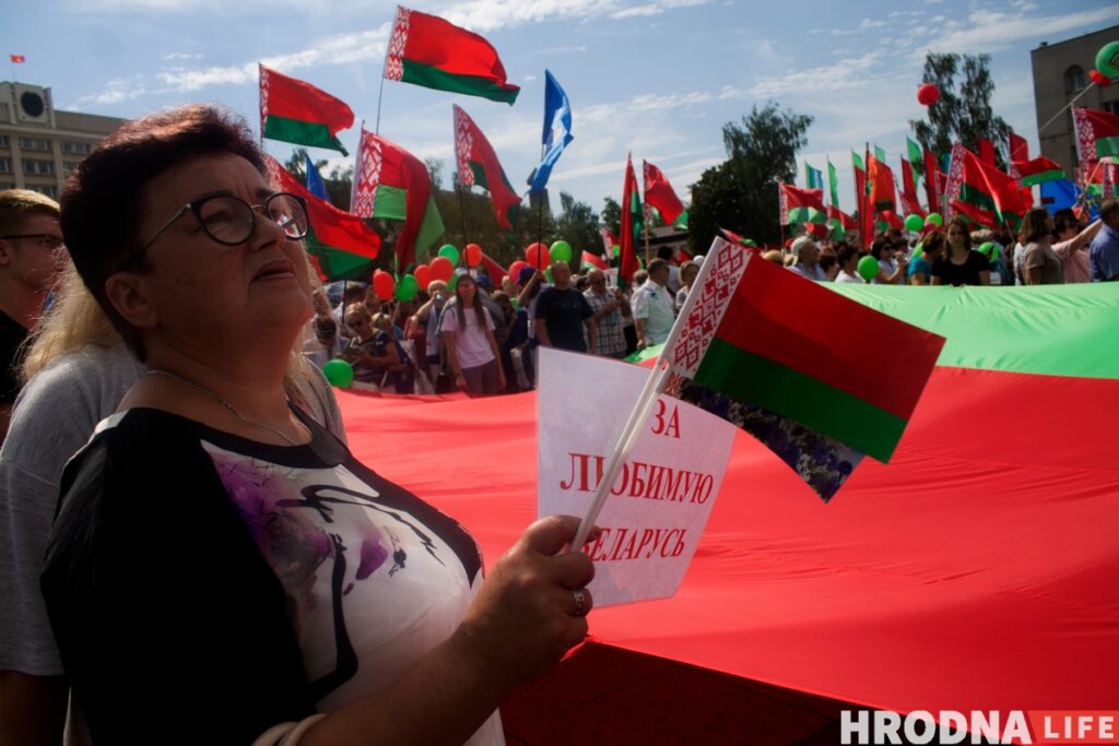 “Страну не отдадим”. Как в Гродно прошел митинг за Лукашенко “Страну не отдадим”. Как в Гродно прошел митинг за Лукашенко
