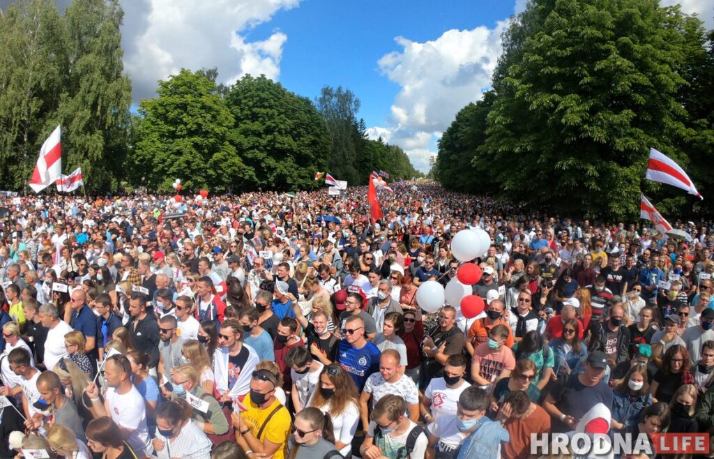 ФОТО: Почти 10 тысяч гродненцев пришли на пикет Тихановской в Гродно ФОТО: Почти 10 тысяч гродненцев пришли на пикет Тихановской в Гродно