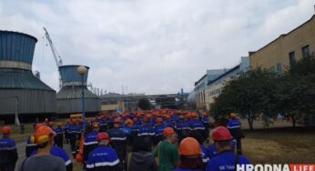 На «Гродно Азот» собираются останавливать цеха: 1000 рабочих собралось на территории предприятия