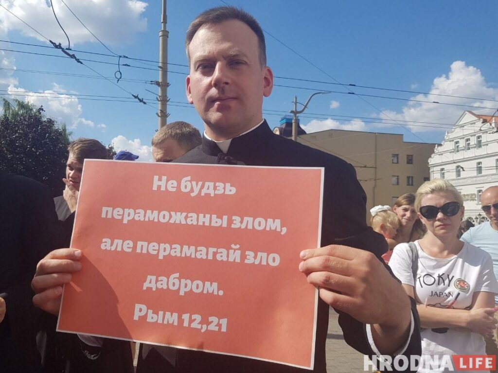 Верующие Гродно объединились в общем шествии против насилия Каталіцкі ксёндз - удзельнік маршу супраць гвалту