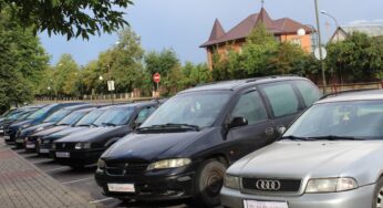 В Лиде прошел автопробег работников МЧС на машинах со скрытыми номерами