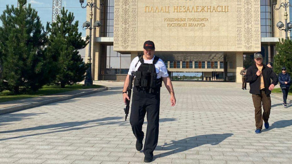 Лукашенко и еще 29 чиновникам и силовикам из Беларуси запретили въезд в страны Балтии. Полный список